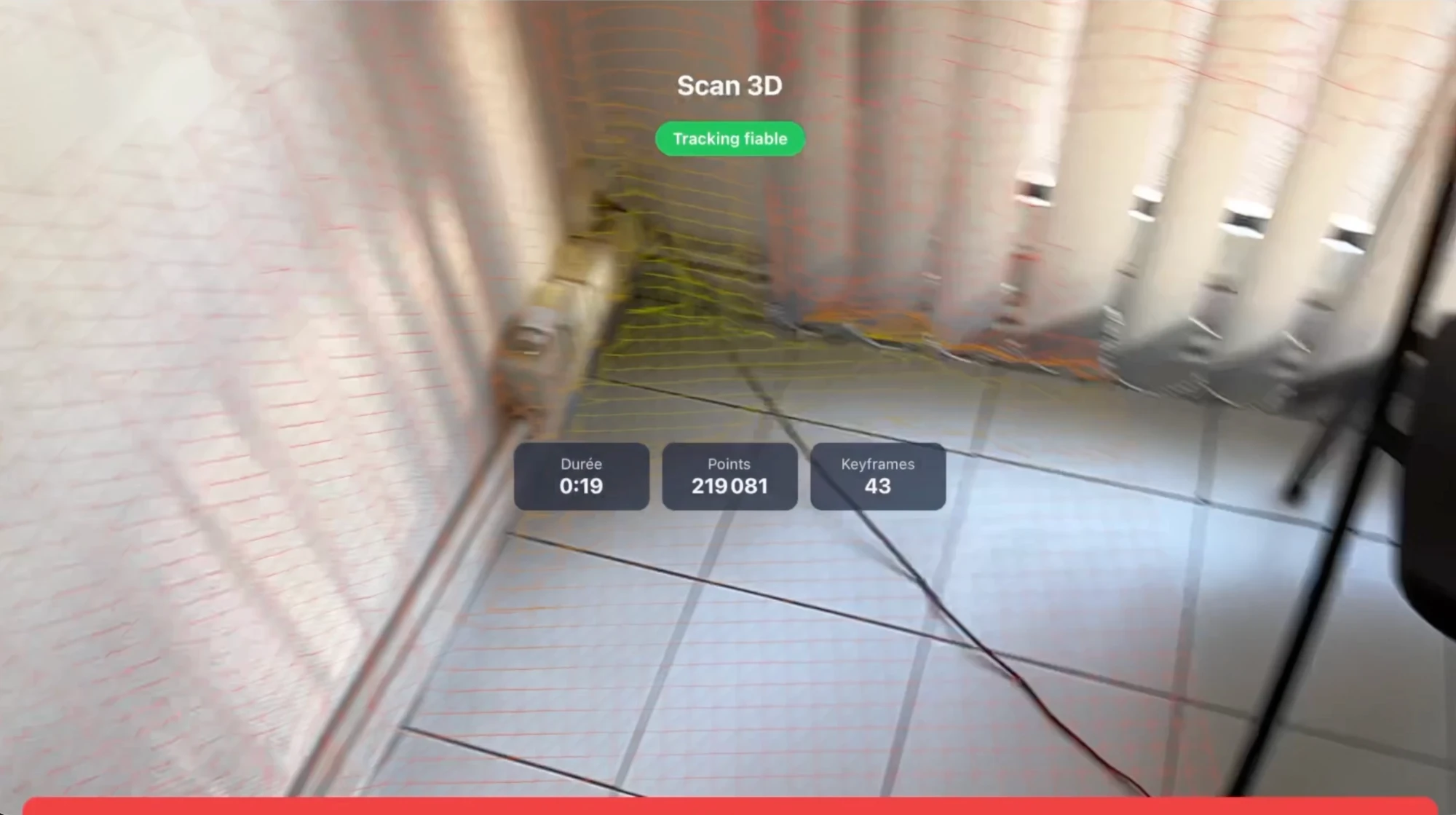 Écran Scan 3D en cours avec l'indicateur Tracking fiable, la durée, le nombre de points et de keyframes